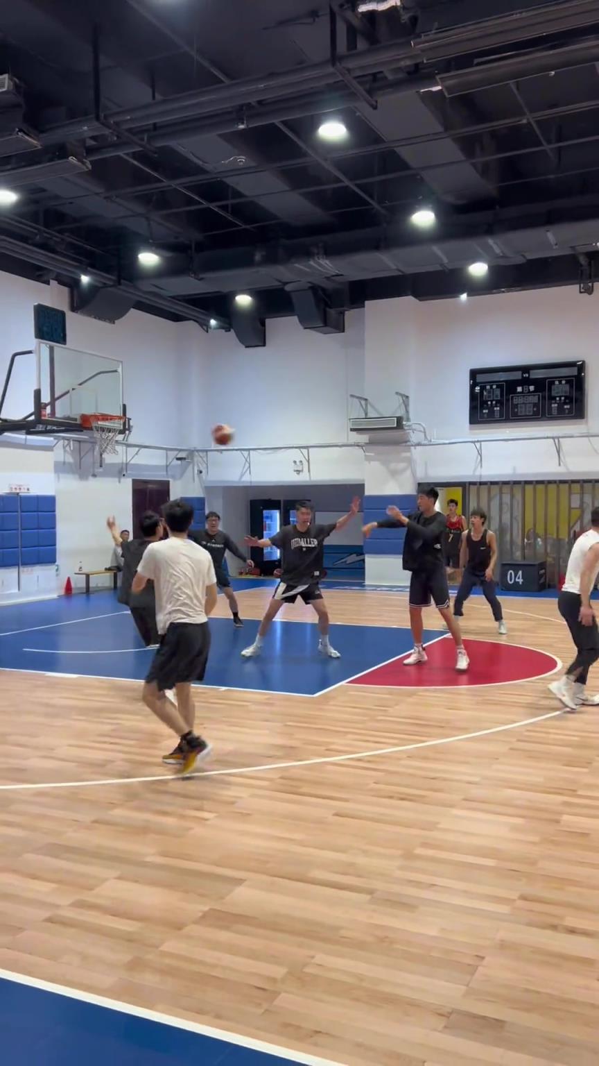 對手回家后：老婆，我今天在野球場匹配到巔峰馬刺隊(duì)了！