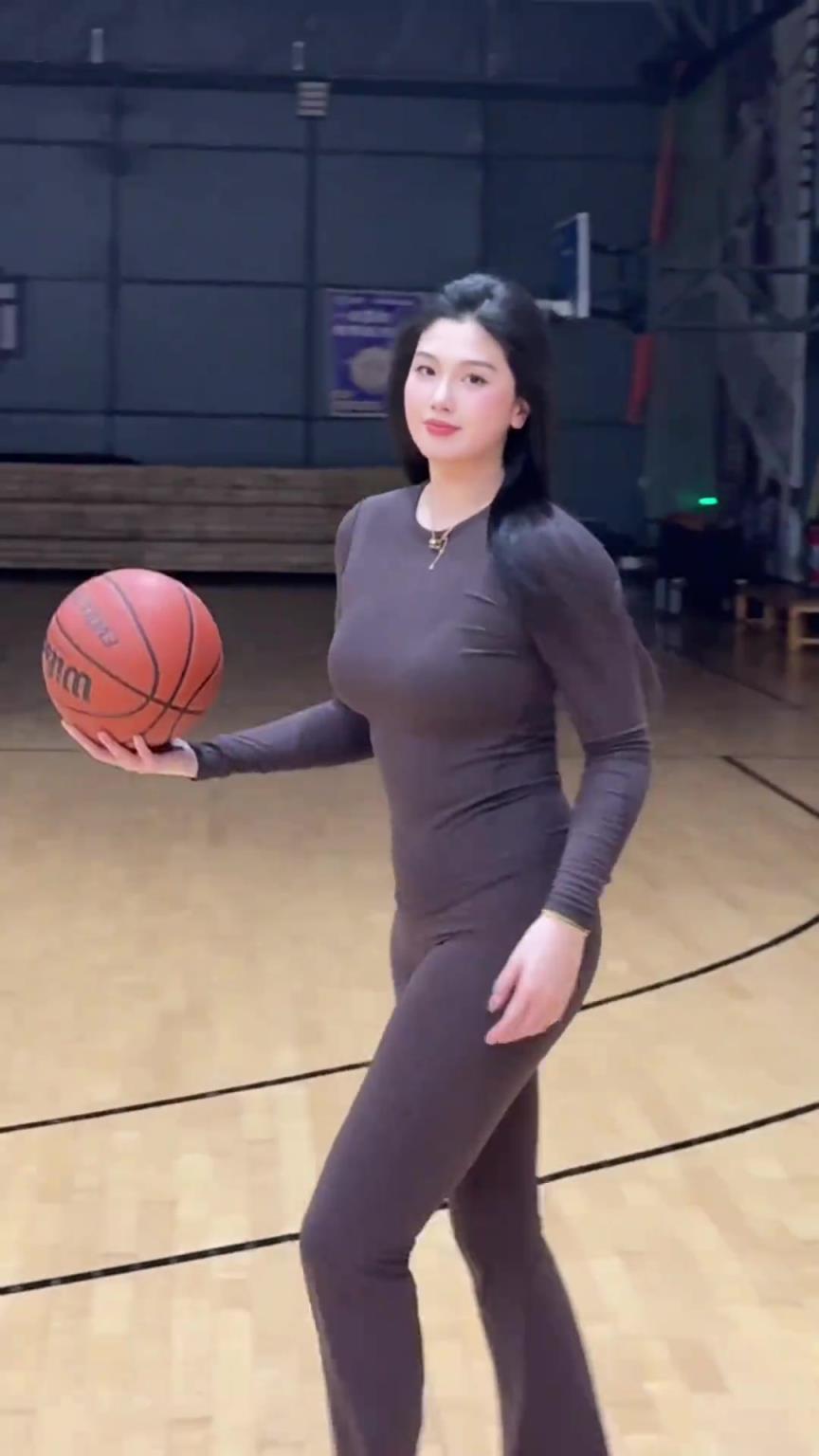 低配版卡戴珊！野球場肘姐這身材，懂的吧友都懂！