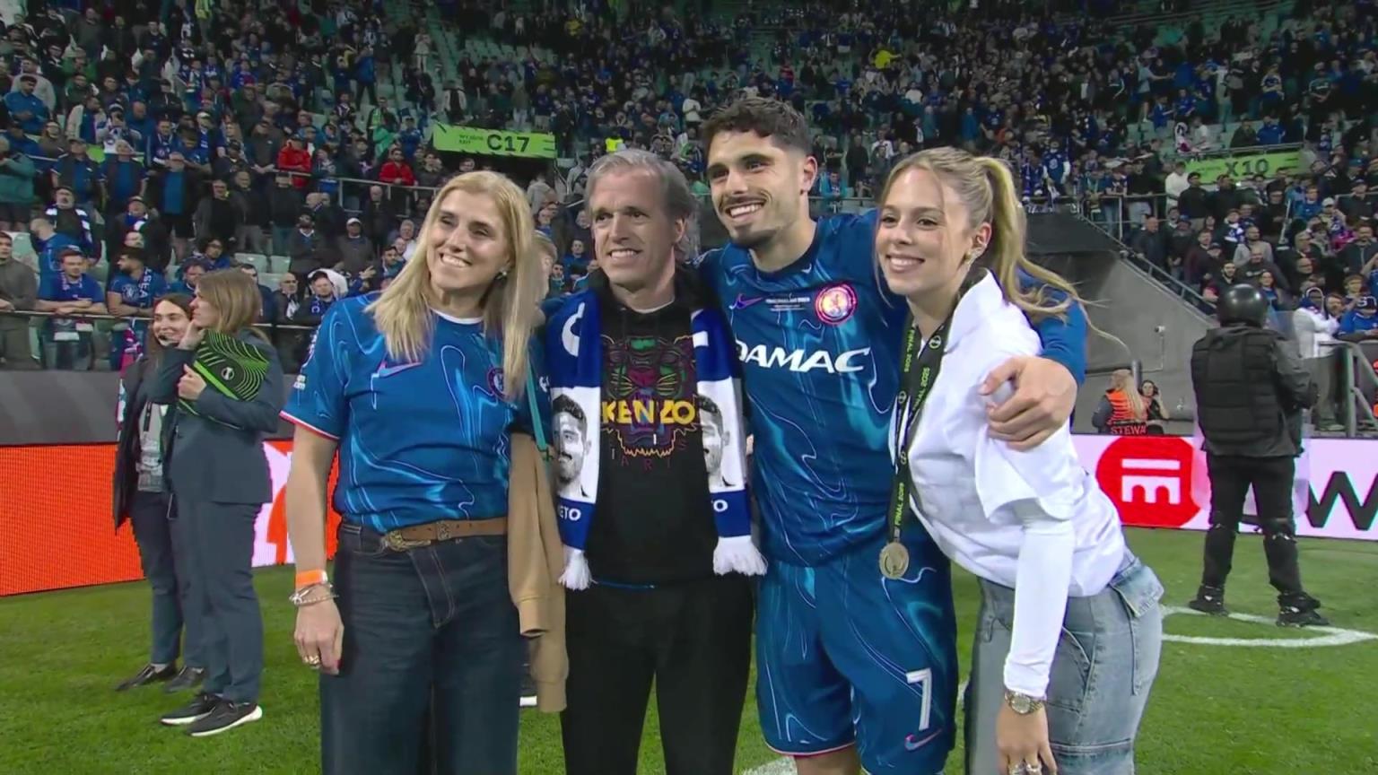 內(nèi)托好福氣！奪冠后高顏值女友來合照，身材相當(dāng)哇塞！