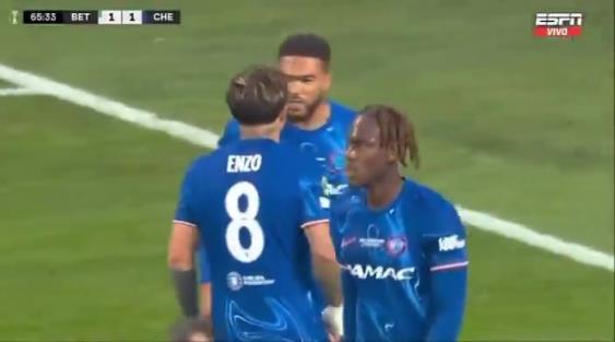 繼續(xù)干！恩佐進(jìn)球后給了詹姆斯一巴掌，兩人頂頭互相打氣