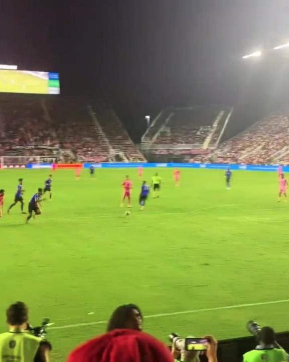 梅老板為了給蘇亞雷斯送個(gè)助攻，也是拼了啊