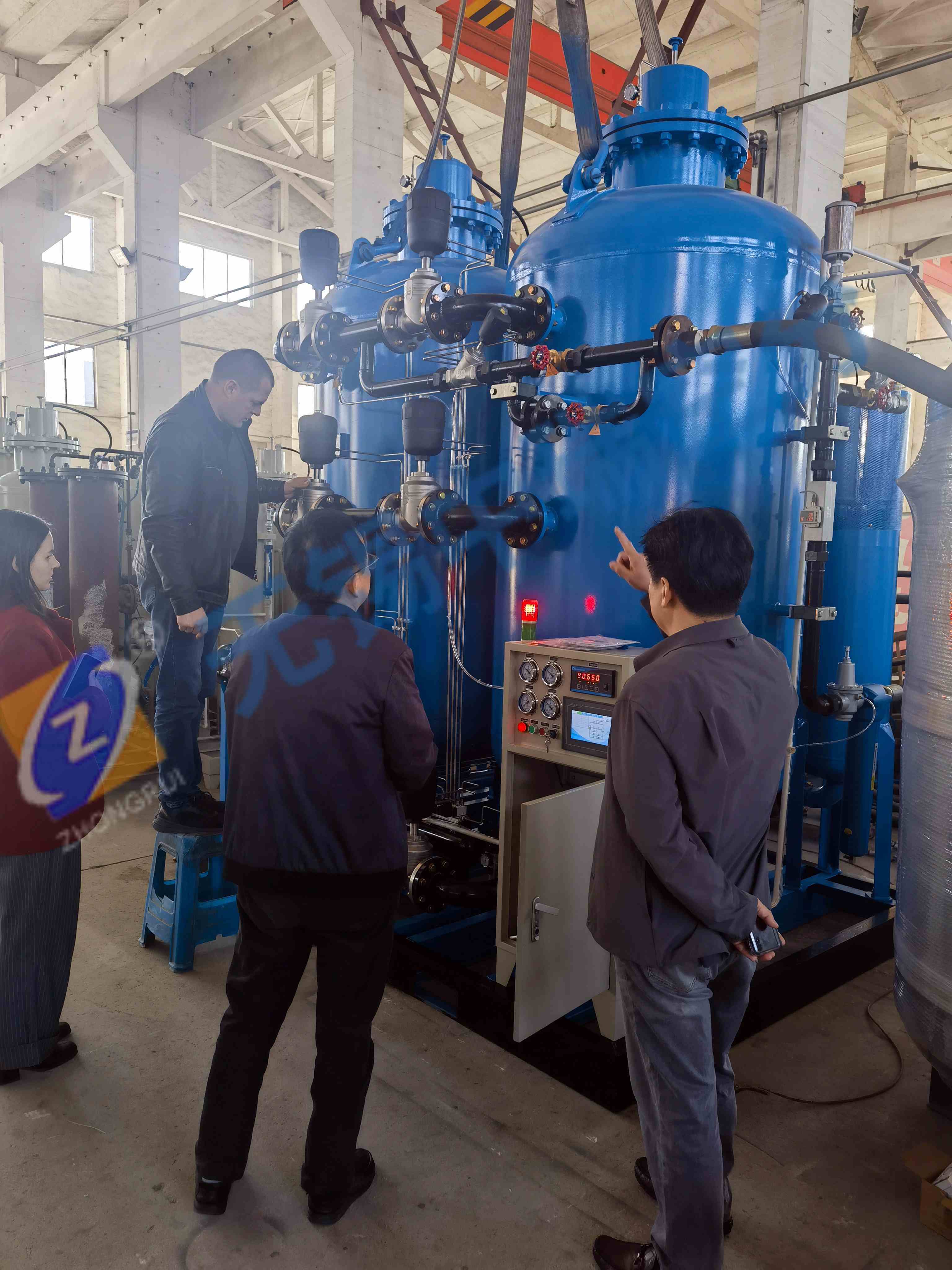 國外客戶在中瑞工廠驗收2臺大型高純度制氮機， 準備發貨出運